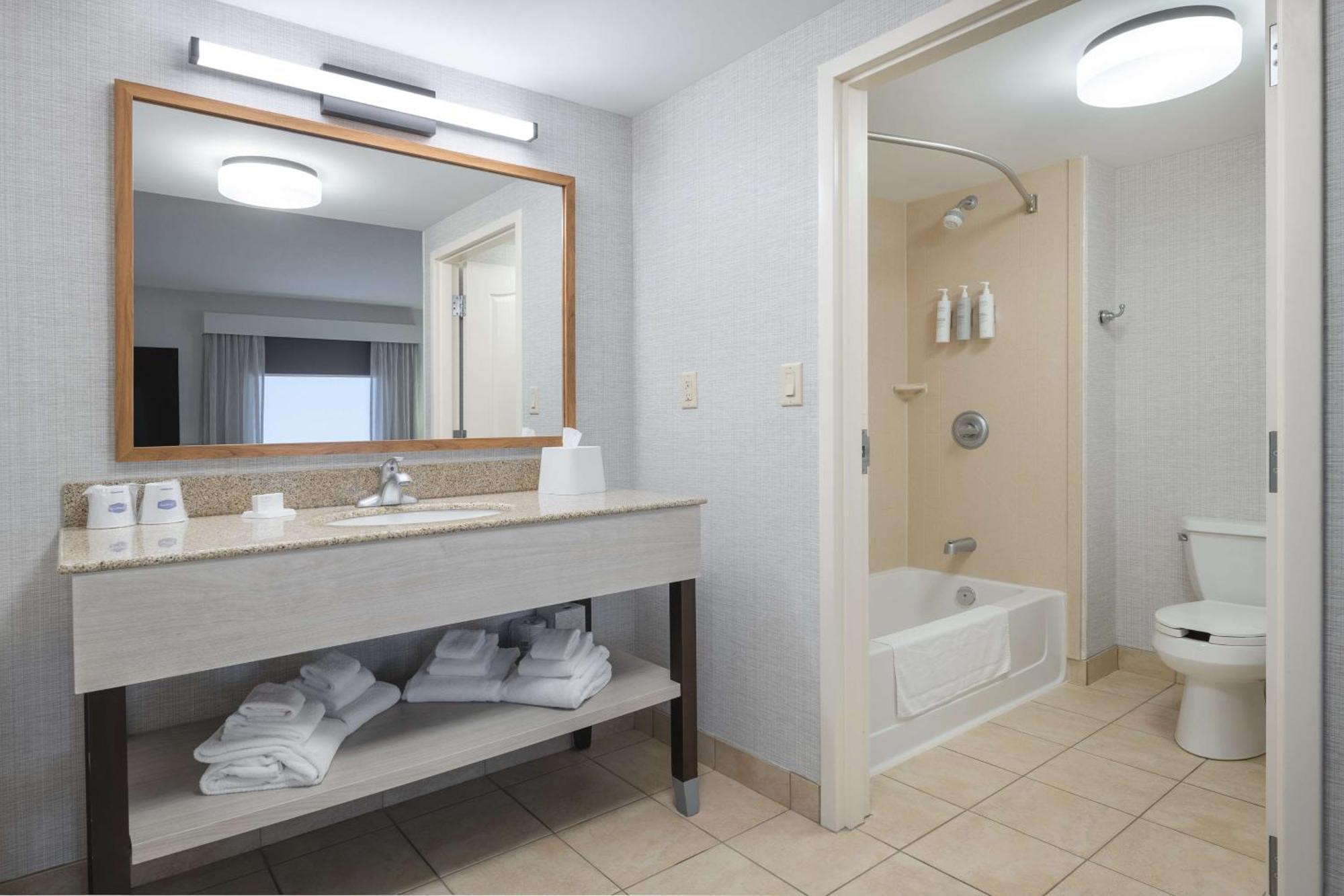 Hampton Inn & Suites By Hilton Moncton Exterior foto